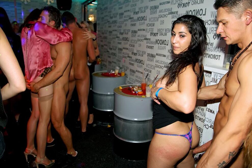 15P Betrunkene Partygirls werden versaut und lutschen und ficken alles, was in Sichtweite ist