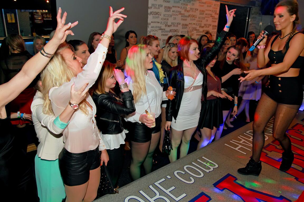 15P Fiesteras tienen relaciones sexuales en un club con strippers masculinos