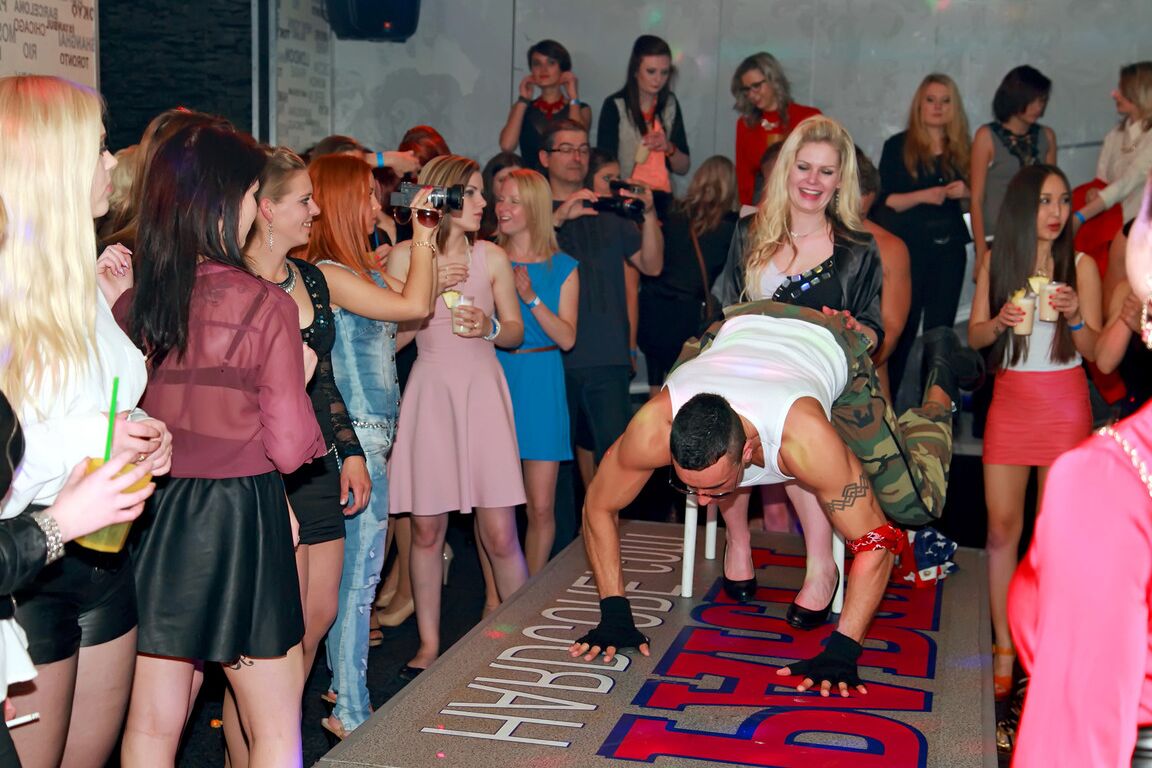 15P Fiesteras tienen relaciones sexuales en un club con strippers masculinos