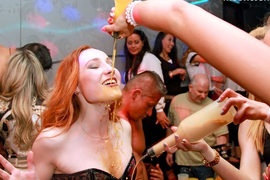15P La despedida de soltera europea se sale de control cuando las chicas empiezan a chupar pollas