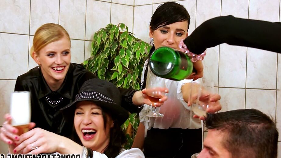 16P Fashionistas europeus excêntricos desfrutam de uma festa de sexo em grupo CFNM bêbada e molhada