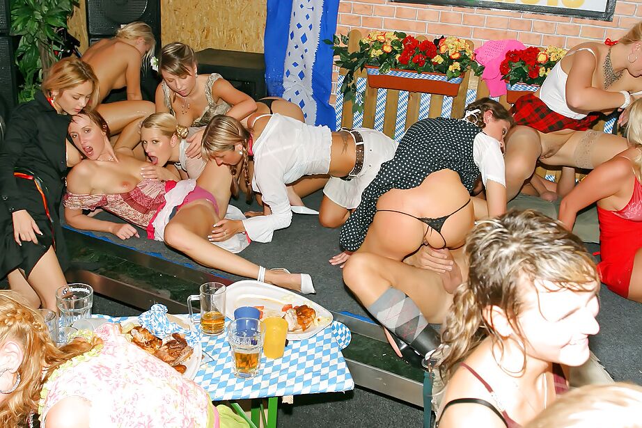 16P MILFs famintas por sexo passam ótimos momentos na festa da boate