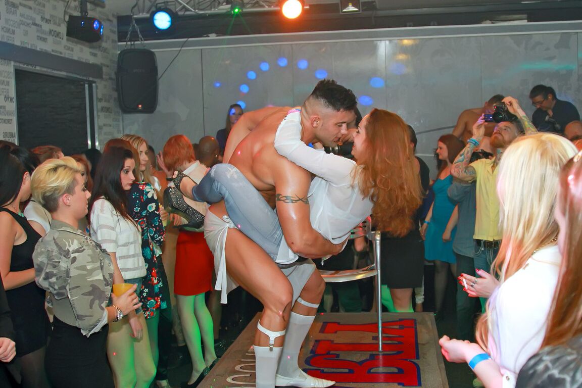 15P Garotas dançantes ficam bêbadas e enlouquecem com strippers masculinos nus