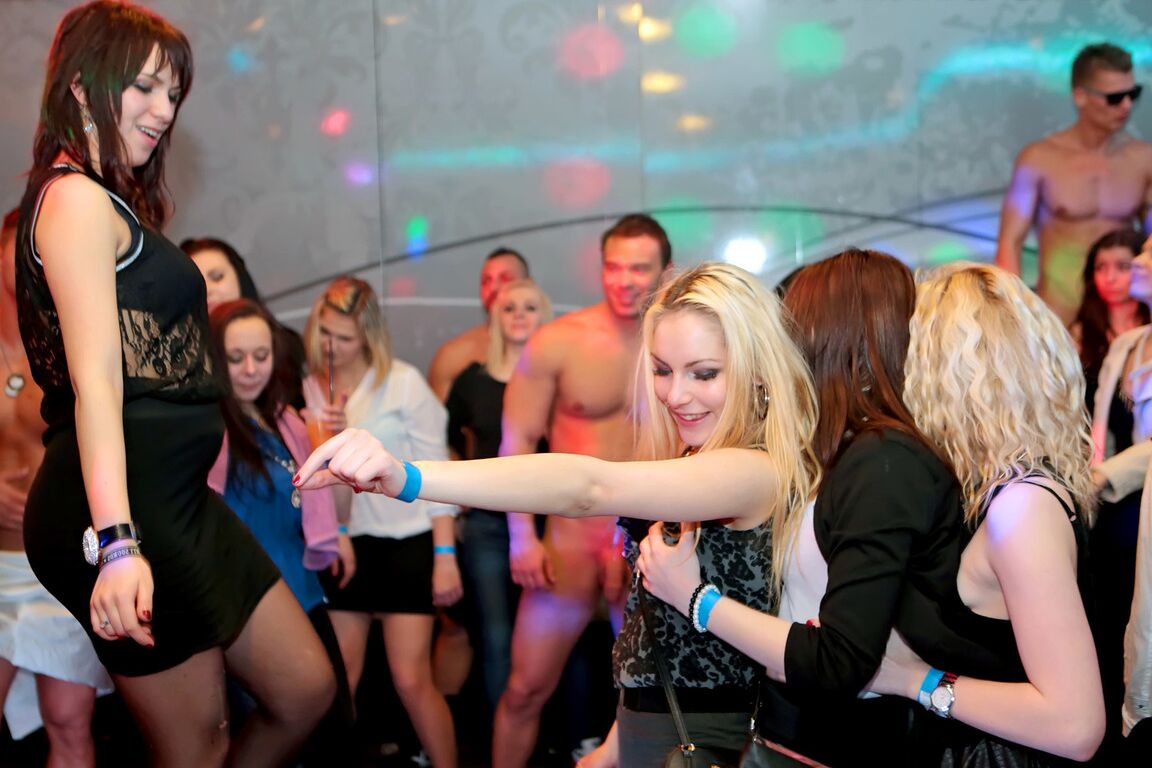15P Party Girls ont des relations sexuelles avec des strip-teaseurs lors d'une soirée entre filles