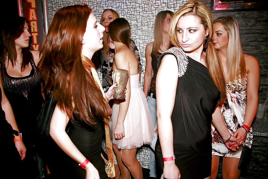 16P Doces garotas amadoras sendo fodidas hardcore na festa de sexo