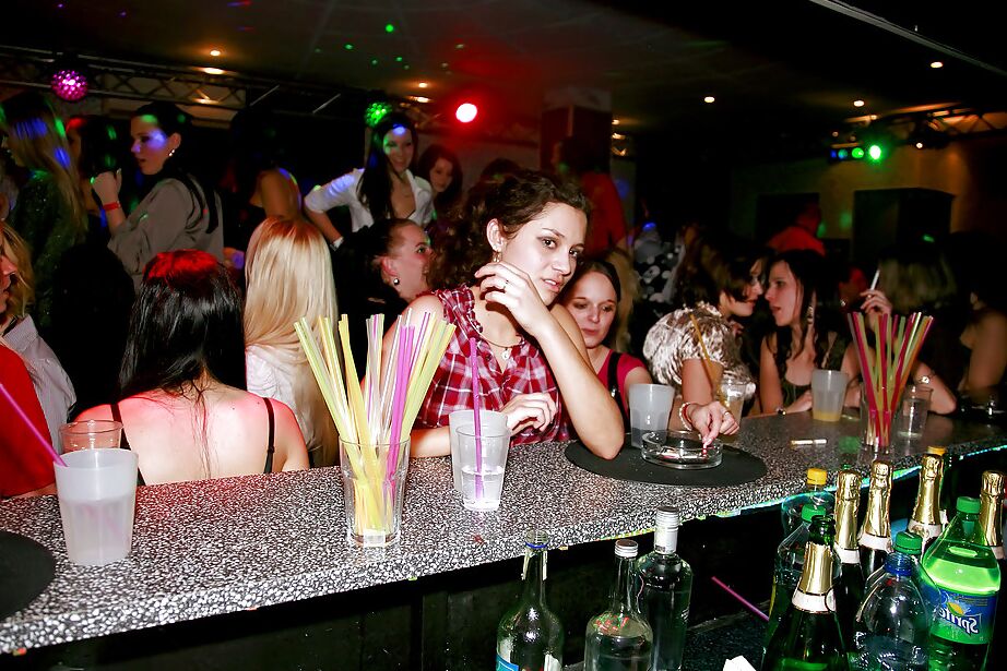 16P Doces garotas amadoras sendo fodidas hardcore na festa de sexo