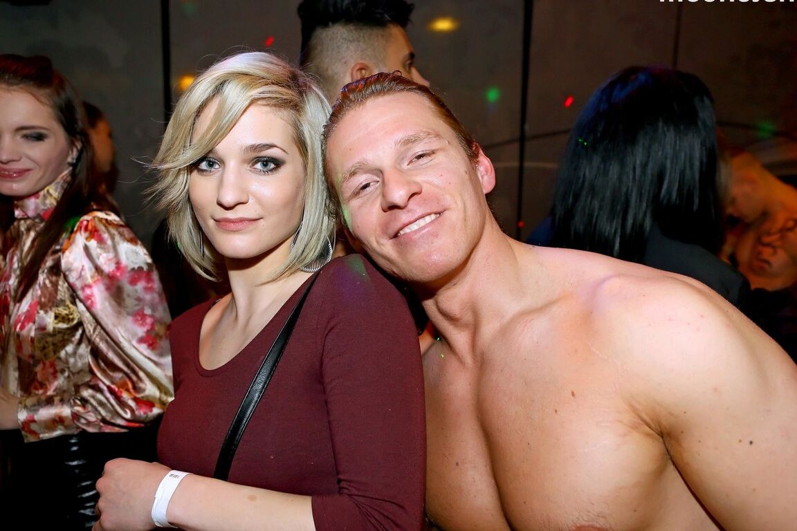 15P Aficionados bisexuales participan en intercambios de sexo oral con strippers masculinos