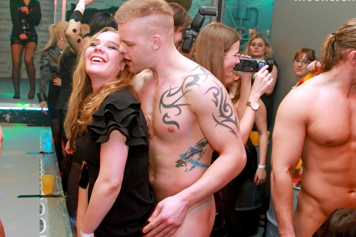 15P Aficionados bisexuales participan en intercambios de sexo oral con strippers masculinos