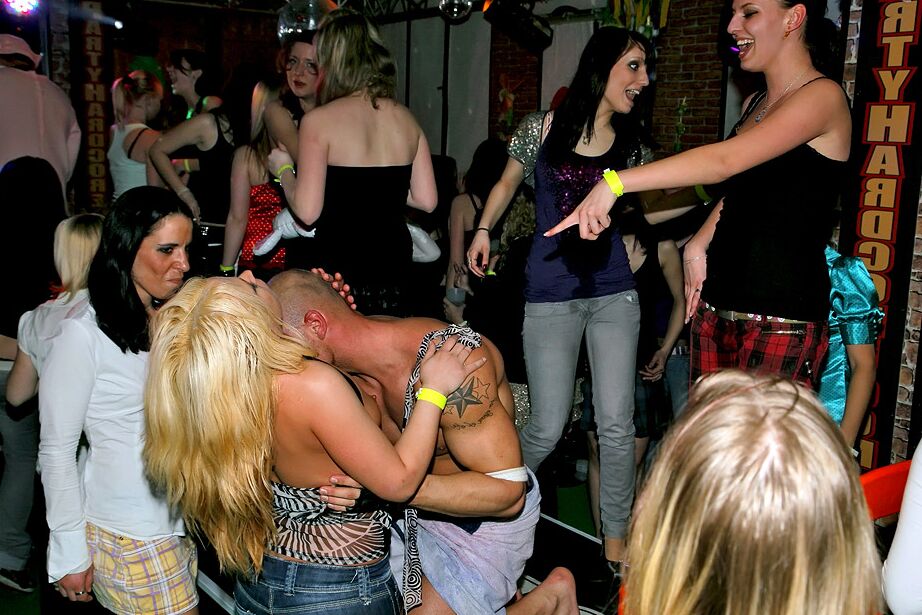 16P Poussins amateurs salopes s'embrassant et baisant avec des strip-teaseurs masculins