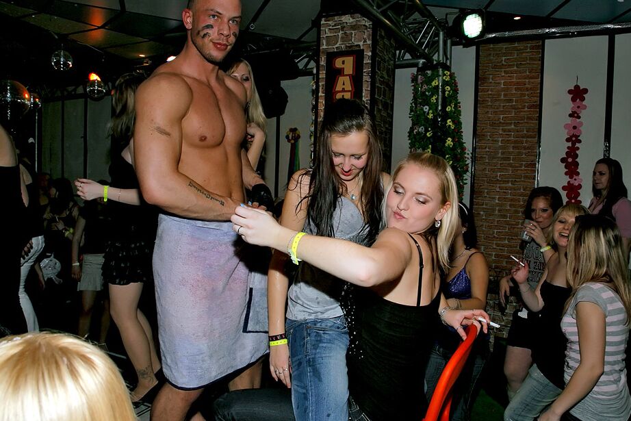 16P Poussins amateurs salopes s'embrassant et baisant avec des strip-teaseurs masculins