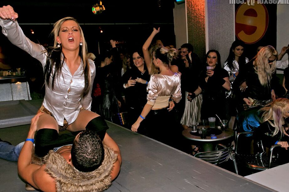 16P Des filles coquettes sucent et baisent les queues dures des strip-teaseurs à la fête