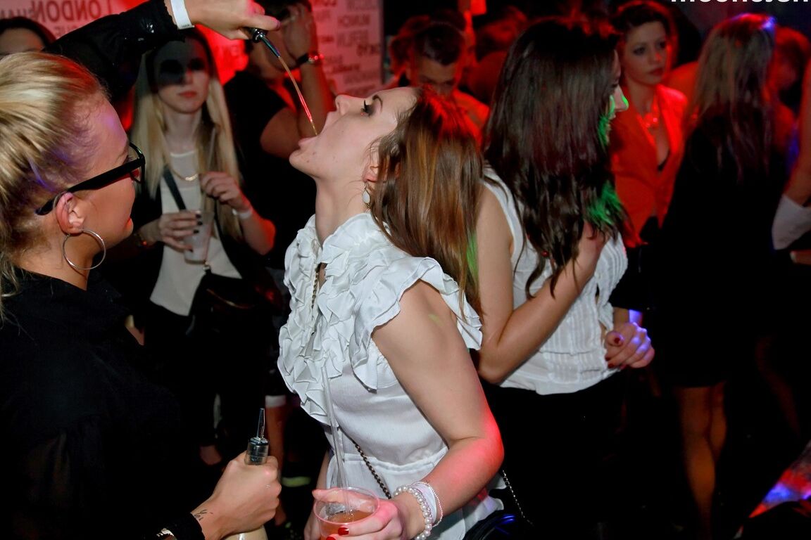 15P Garotas bêbadas chupam paus de stripper masculino depois de perderem suas inibições