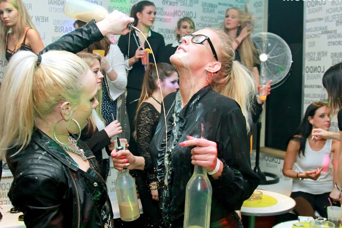 15P Garotas bêbadas chupam paus de stripper masculino depois de perderem suas inibições