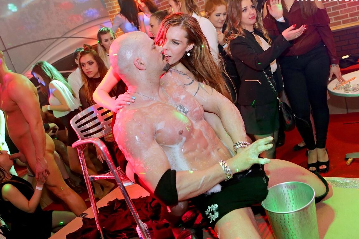 Mulheres que frequentam o clube 15P se empolgam e fazem sexo com strippers masculinos
