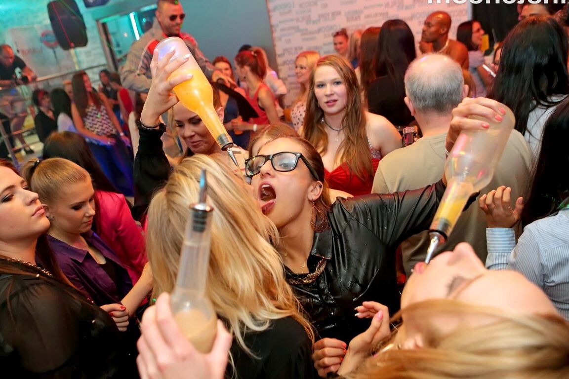 15P Universitarias pervertidas se vuelven locas en un club de striptease con hombres musculosos