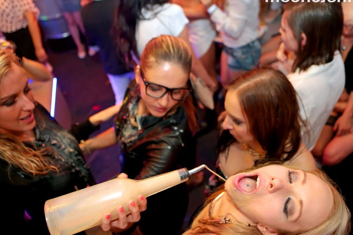 15P Universitarias pervertidas se vuelven locas en un club de striptease con hombres musculosos