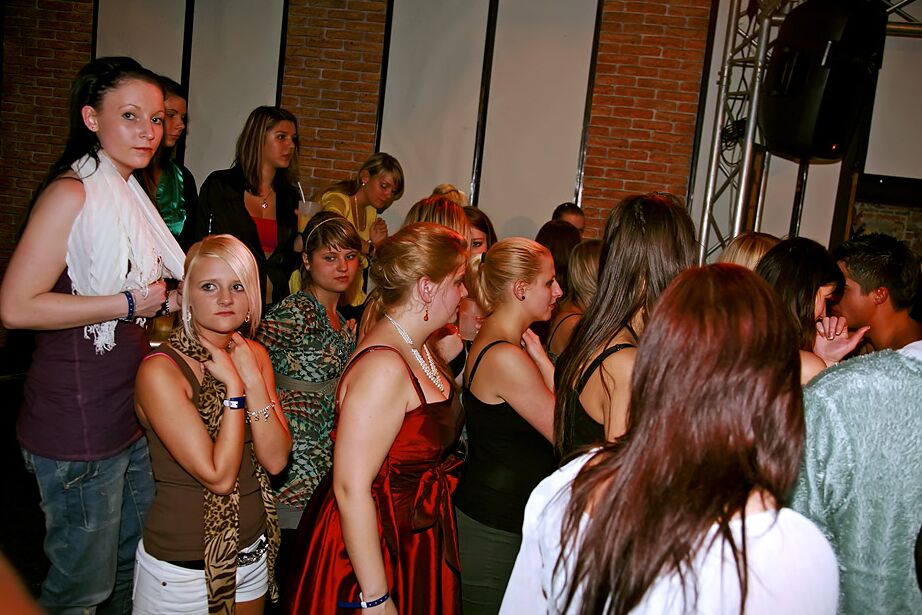 16P Raparigas amadoras vadias a serem apanhadas hardcore na festa de sexo selvagem