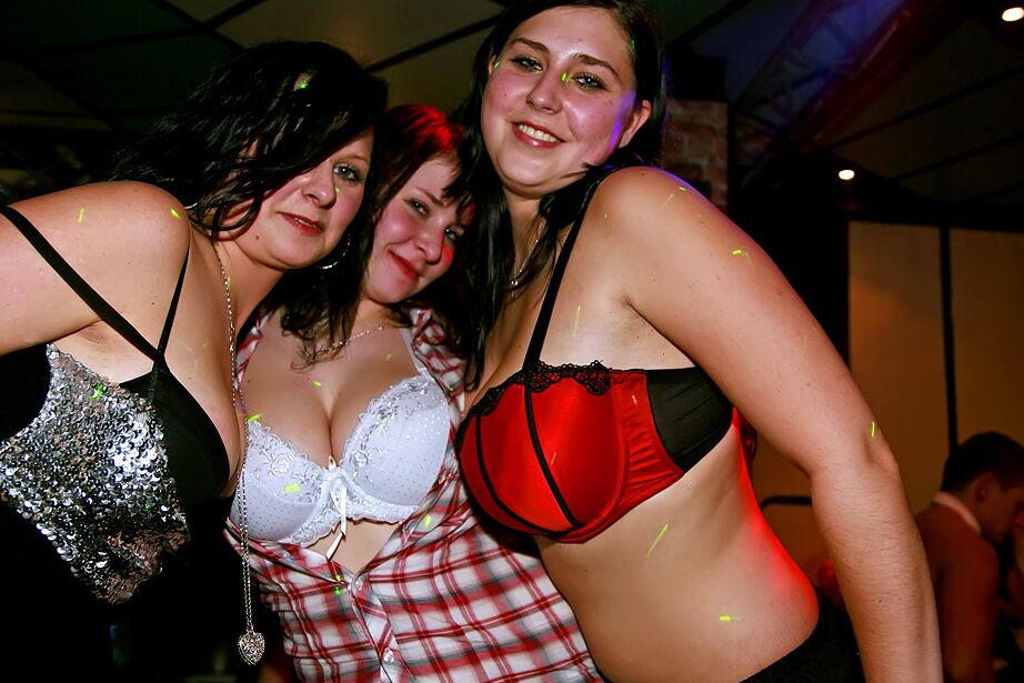 16P Raparigas amadoras vadias a serem apanhadas hardcore na festa de sexo selvagem