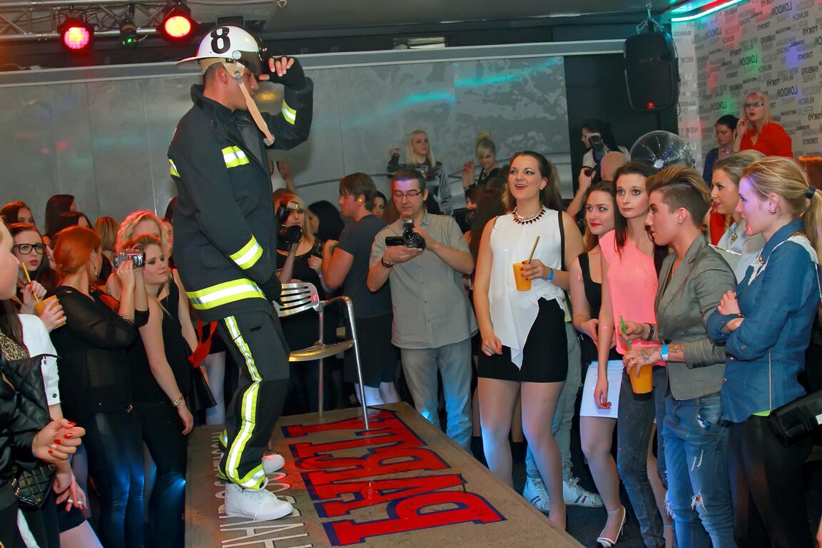15P Mujeres borrachas practican actos sexuales con otras mujeres y strippers masculinos en un club