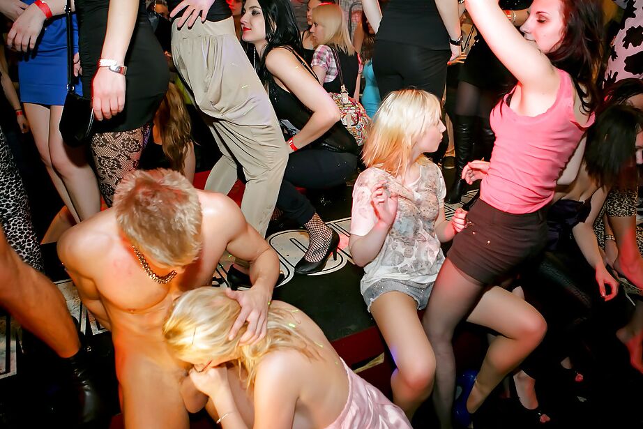 16P Garotas amadoras safadas fazem boquetes e são fodidas na festa selvagem