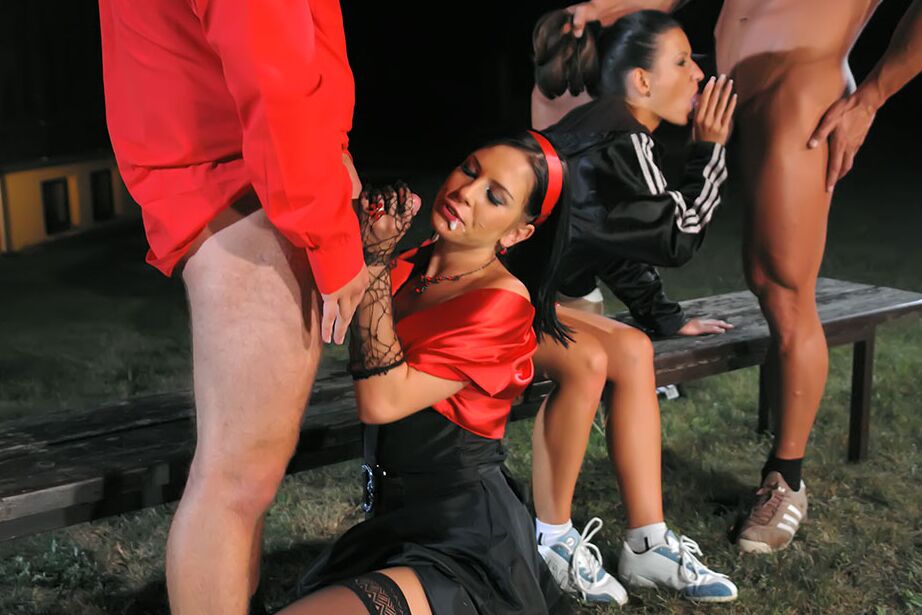 16P A gostosa Leony Aprill está em um quarteto totalmente vestido com seus amigos