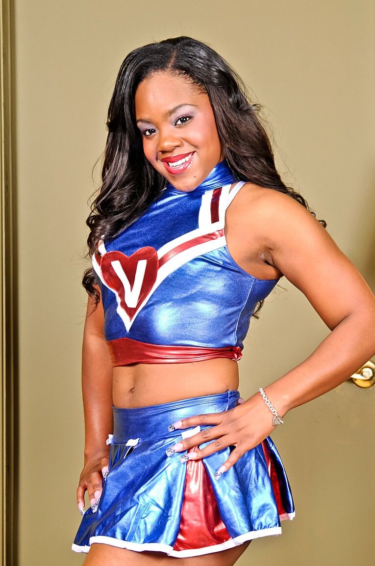 Samone Taylor, pom-pom girl noire de 15P, enlève son uniforme pour poser de la lingerie.