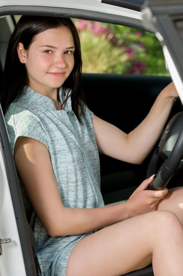 18P Matty sort de la voiture et laisse sa robe glisser sur sa cuisse sexy et
