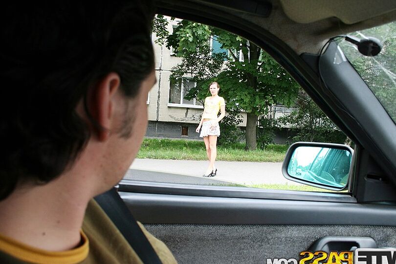 16P Die süße Brünette Mia wird auf der Straße abgeholt und in einem Auto gefickt