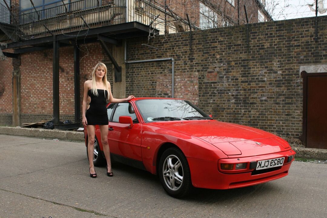 16P UK Teaze Addison nua em cima do carro