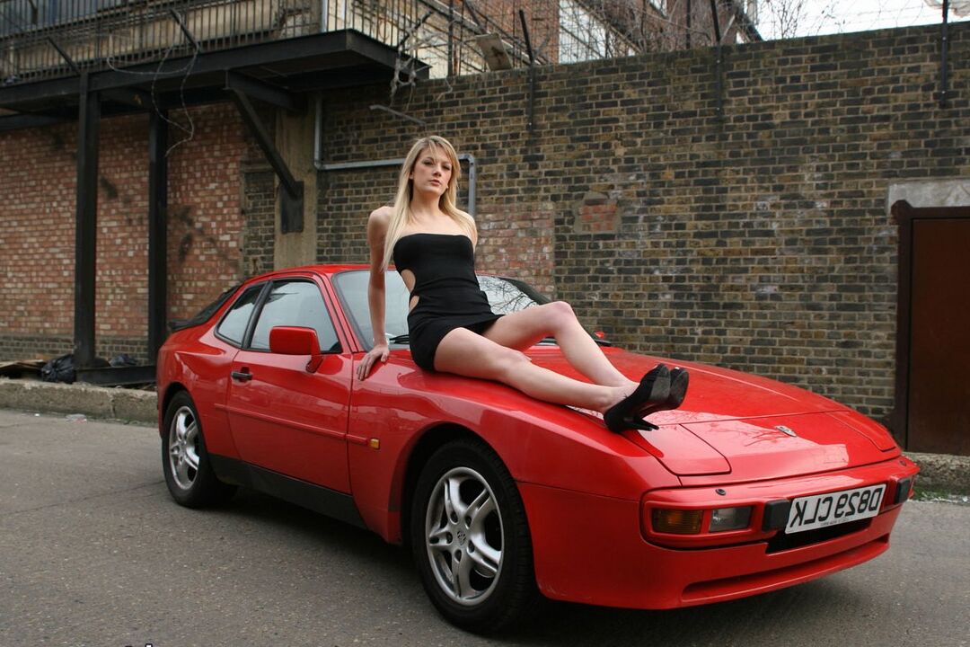 16P UK Teaze Addison nua em cima do carro