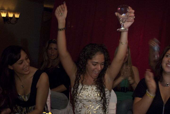 16P Une fille aux gros seins fait des pipes fantastiques lors de leur soirée habillée sauvage