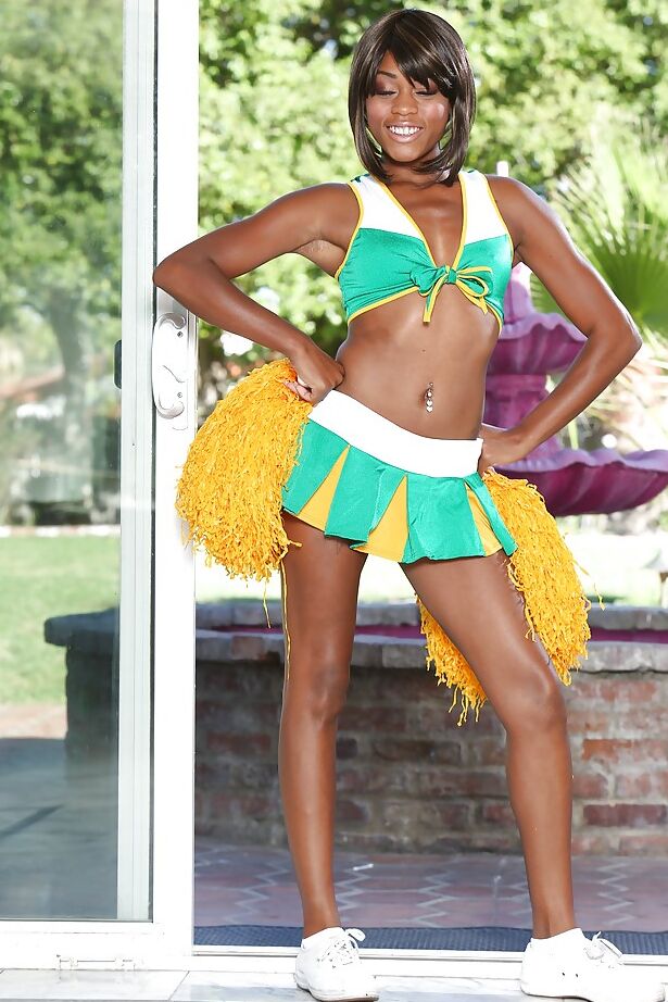 16P La pom-pom girl noire Karma May montre son gros cul et ses seins noirs.