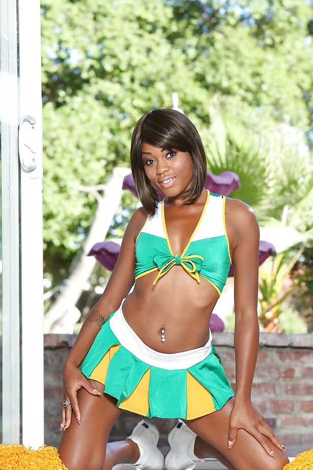 16P La pom-pom girl noire Karma May montre son gros cul et ses seins noirs.