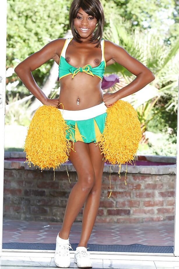 16P La pom-pom girl noire Karma May montre son gros cul et ses seins noirs.