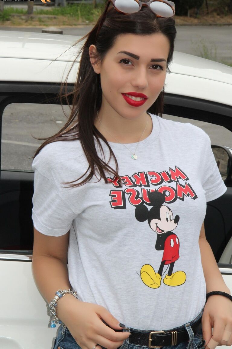 12P Heißes Mädchen zeigt ihre sexy Füße in einem Auto, während es ein Mickey-Mouse-T-Shirt trägt