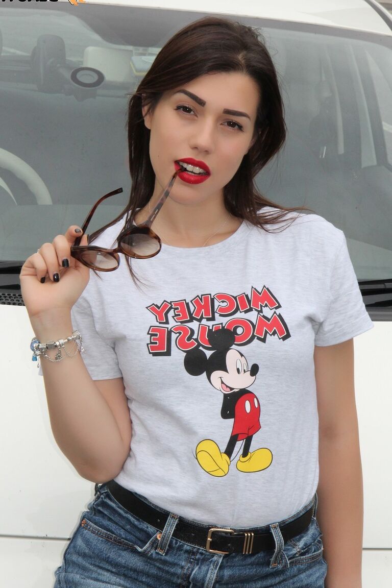 12P Heißes Mädchen zeigt ihre sexy Füße in einem Auto, während es ein Mickey-Mouse-T-Shirt trägt