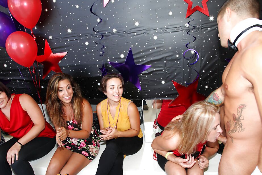 16P Garotas vestidas estão chupando paus grandes e gordos na festa interracial