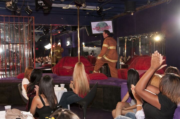 16P Festa selvagem vestida com muitos boquetes e garotas gostosas em jeans sexy
