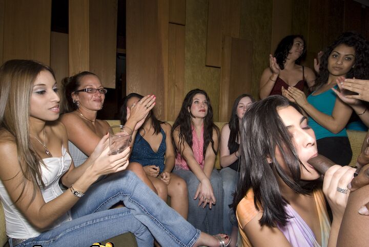 16P Des étudiantes aux gros seins font des pipes à une strip-teaseuse sexy lors d'une fête