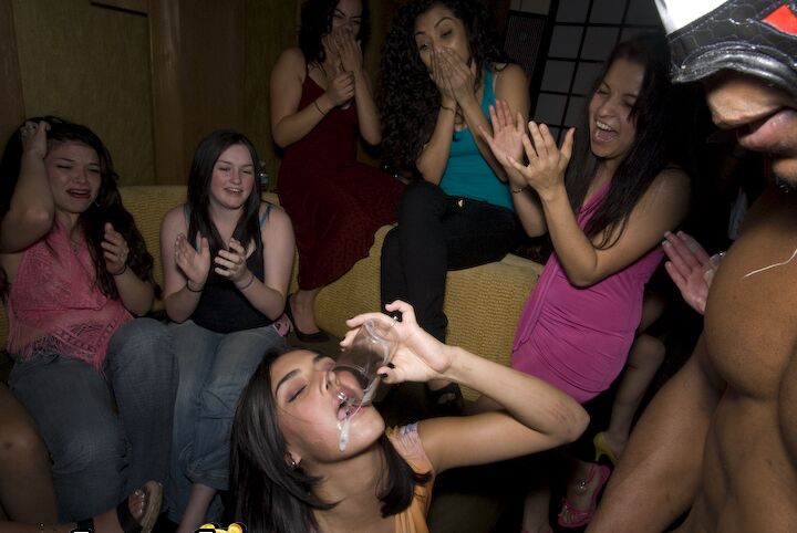 16P Des étudiantes aux gros seins font des pipes à une strip-teaseuse sexy lors d'une fête