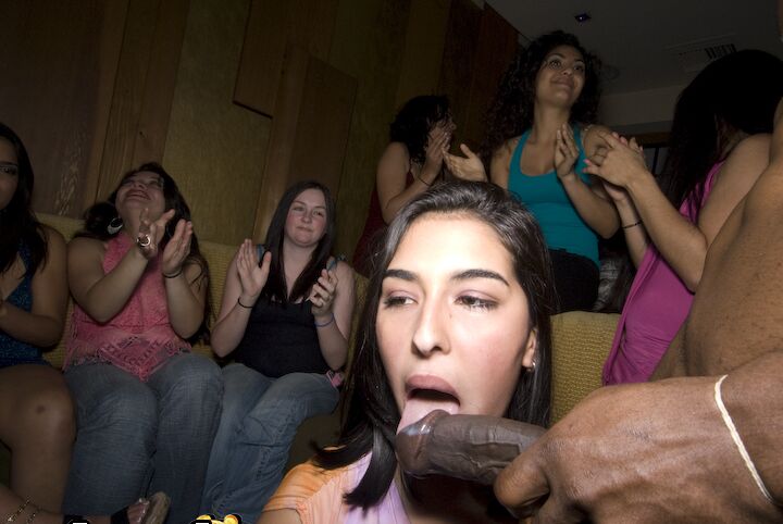 16P Des étudiantes aux gros seins font des pipes à une strip-teaseuse sexy lors d'une fête