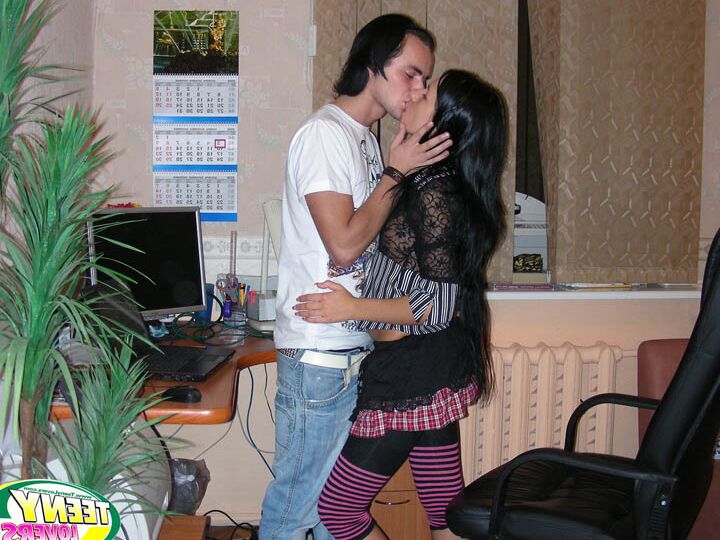 16P Junge Brünette und ihr Freund ziehen sich vor dem Sex im Büro aus