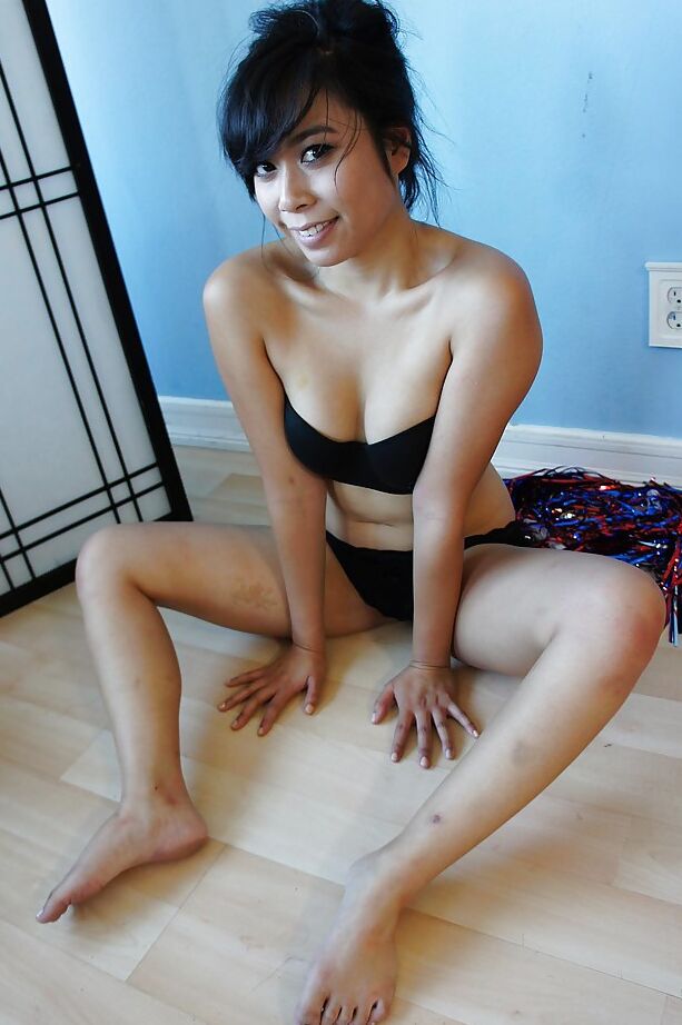 16P La asiática morena May adora mostrar su culo y su coño
