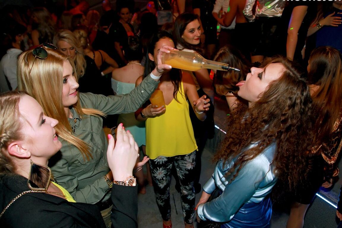 15P Garotas festeiras Lusty chupam todos os tipos de pau de stripper masculino no clube