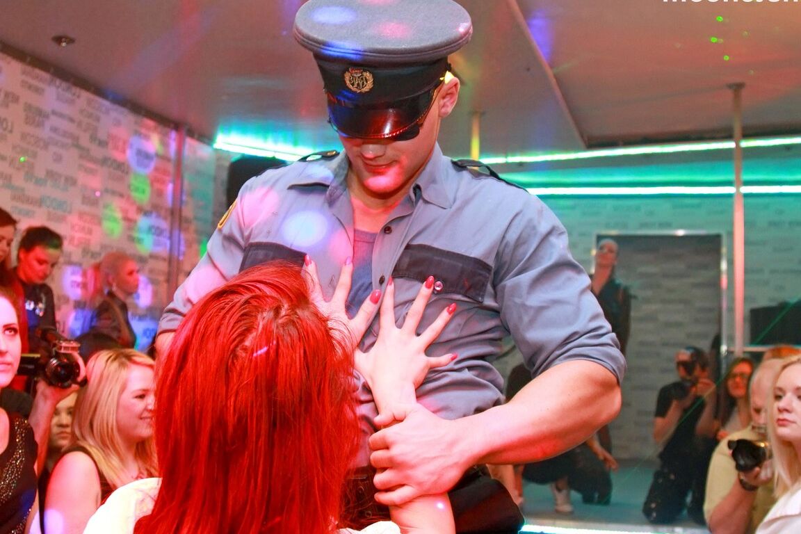 15P Garotas festeiras Lusty chupam todos os tipos de pau de stripper masculino no clube