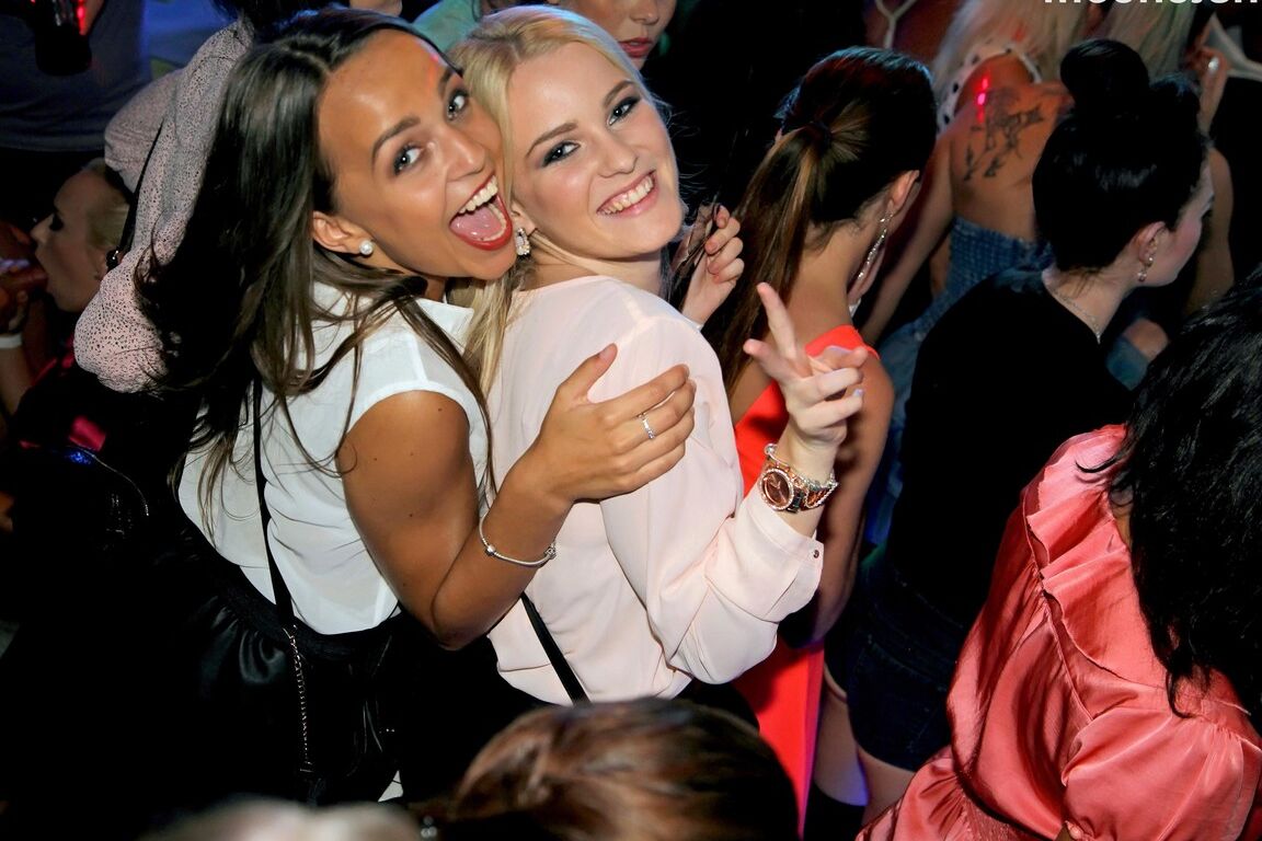 15P Bekleidete Frauen lutschen und ficken männliche Stripper während der Lady's Night