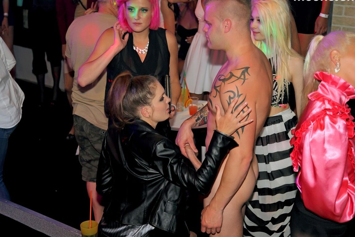 15P Bekleidete Frauen lutschen und ficken männliche Stripper während der Lady's Night