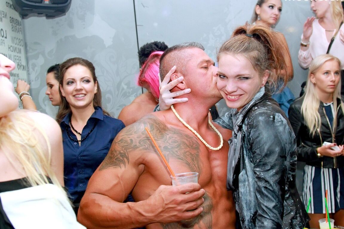 15P Bekleidete Frauen lutschen und ficken männliche Stripper während der Lady's Night
