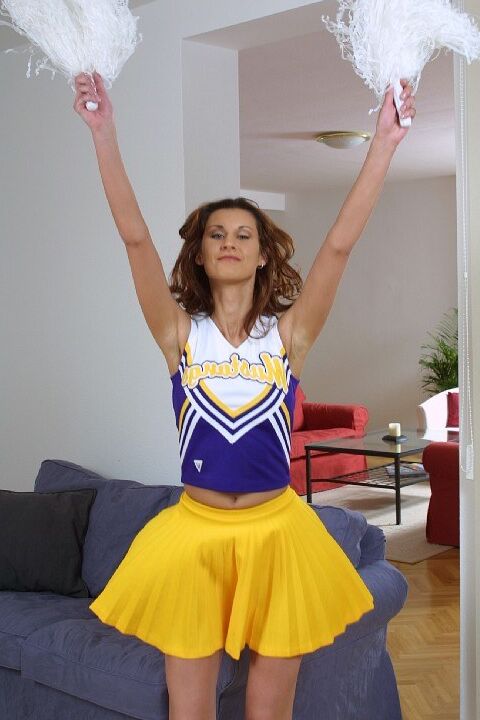 16P Pom-pom girl adolescente gracieuse avec fente rasée se déshabillant et écartant les jambes