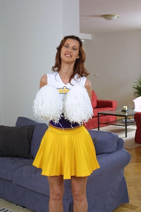 16P Pom-pom girl adolescente gracieuse avec fente rasée se déshabillant et écartant les jambes
